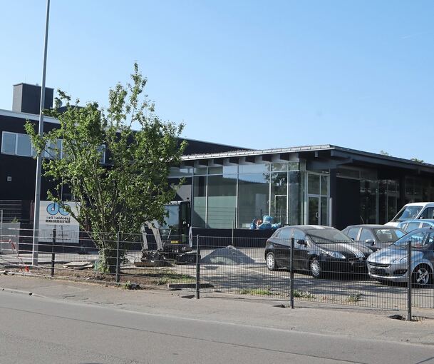 Auf dem Gelände und im Gebäude des ehemaligen Oib-Baumarkts tut sich einiges. Was? Ist nicht ganz klar.