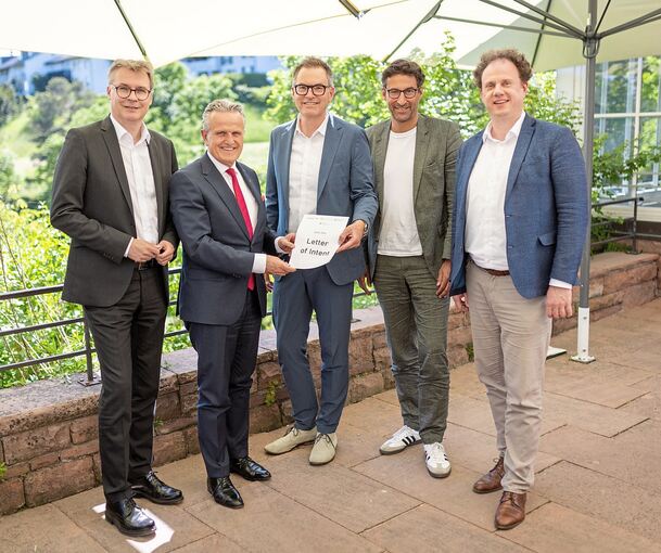 Ziehen an einem Strang: Regionaldirektor Alexander Lahl (links), Stuttgartes Oberbürgermeister Frank Nopper (Zweiter von links), Ludwigsburgs Oberbürgermeister Matthias Knecht (rechts) und sein Esslinger Amtskollege Matthias Klopfer (Zweiter von rech