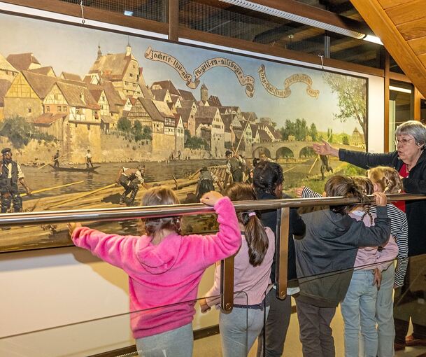 Regina Ille-Kopp erläutert im Rathaus Vorschulkindern das Flößerei-Gemälde von Carl Röchling.