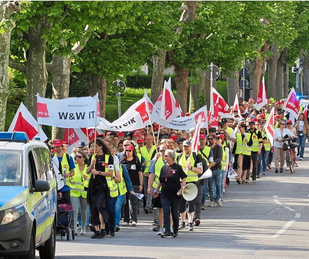 Der Demozug der Beschäftigten bewegt sich vom W&W-Platz am Rande Kornwestheims zum Streiklokal in die Ludwigsburger Innenstadt.