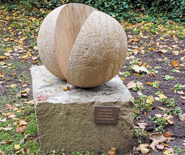 Auf dem Alten Friedhof: Diese Skulptur hat die Stadt 2023 aufgestellt – Anlass war der Mord an einem Rentner, nun ist es ein Gedenken für alle Opfer von Gewalt.