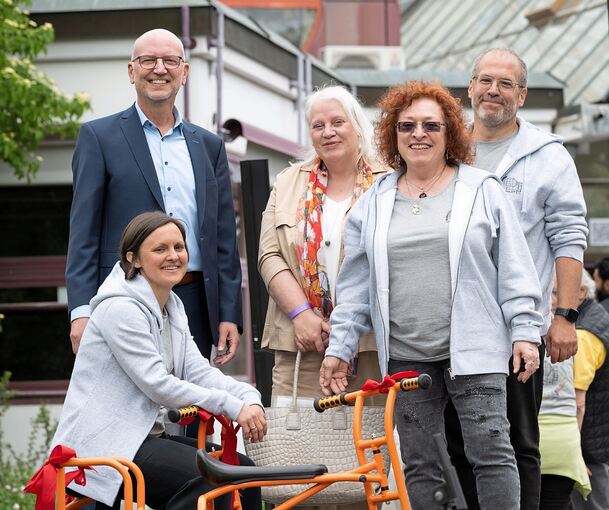 Zum Geburtstag erhielt die Fröbelschule ein „Taxi-Dreirad“.