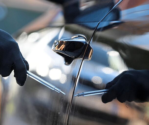 Die Autos wurden mit einem spitzen Gegenstand zerkratzt. Die Autos wurden mit einem spitzen Gegenstand zerkratzt.