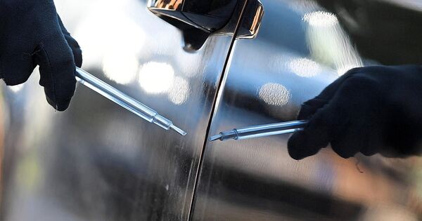 Ludwigsburg-Hoheneck: Unbekannte zerkratzen mindestens neun Autos