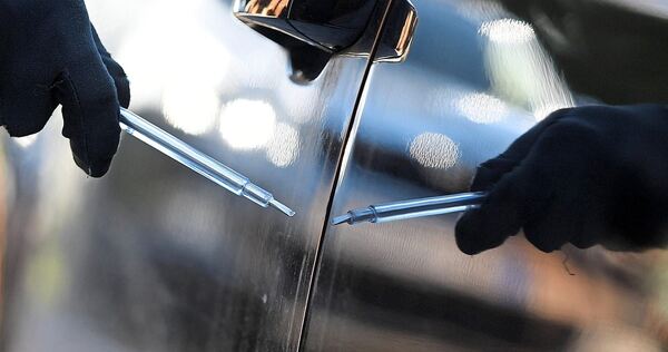 Die Autos wurden mit einem spitzen Gegenstand zerkratzt.