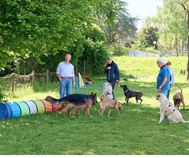 Andreas Lenz (links) ist der Initiator der Freilaufwiese für Hunde in Oßweil.