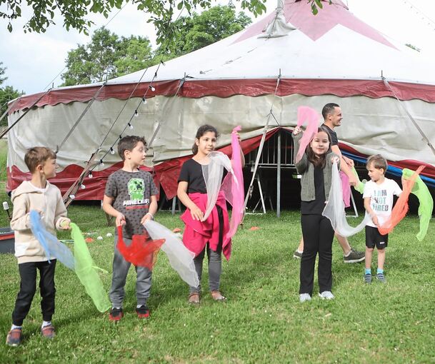 Vor und im Zirkuszelt der Familie Riedesel proben die Schüler für die Vorstellungen am Samstag.