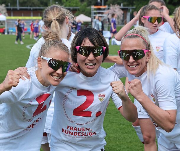 Leonie Maier (links) feiert mit Yuka Hirano (Mitte) und ihrer langjährigen Weggefährtin Mandy Islacker die Meisterschaft.
