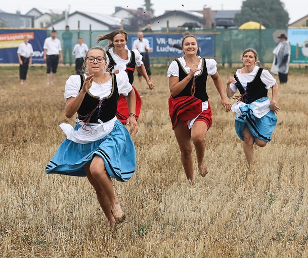 Die Hauptattraktion des Festes: Schäferinnen (und Schäfer) sprinten über eine Distanz von 300 Schritten barfuß über das Stoppelfeld.