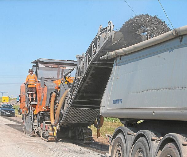 Schon im Sommer 2015 wurde auf der Landesstraße zwischen Bietigheim und dem Gewerbegebiet Holderbüschle am Asphalt gearbeitet, nun ist der Abschnitt wieder dran, der diesmal stellenweise auch breiter wird, wie lange gefordert.