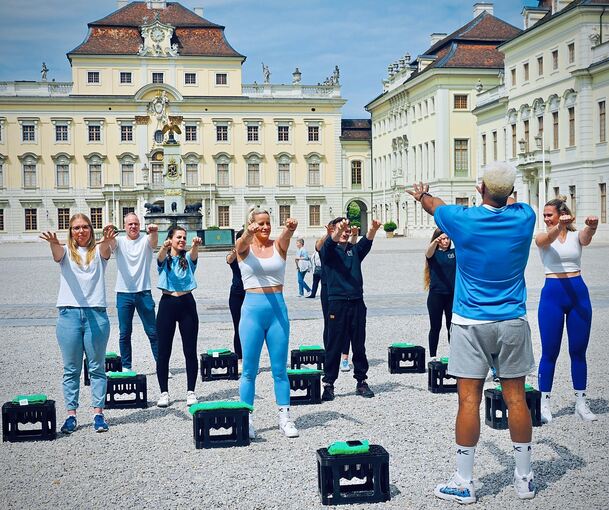 Stretching, entspannen, Arme ausstrecken: Unter der professionellen Anleitung des Fitnesstrainers Moussa Konate gehen die Übungen ganz leicht.