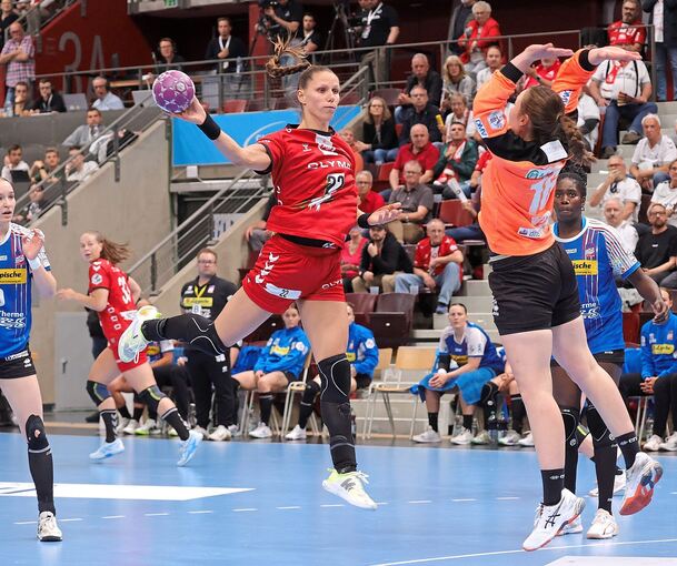 Xenia Smits (links) und die Handballerinnen der HB Ludwigsburg machen gegen die HSG Blomberg-Lippe um Torhüterin Melanie Veith einen großen Schritt in Richtung deutsche Meisterschaft.