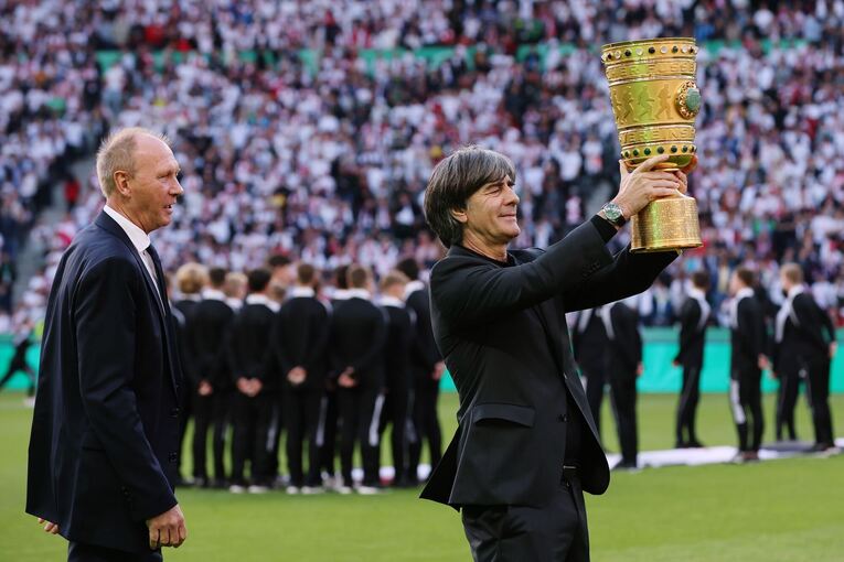 Joachim Löw mit dem DFB-Pokal
