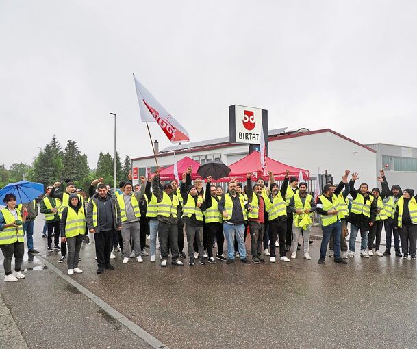 Die Dönerfabrik Birtat ist eine der größten in Deutschland. Das Gehalt ist laut Gewerkschaft NGG aber „völlig willkürlich“. Ein Warnstreik der Mitarbeiter legt die Dönerspieß-Produktion lahm.