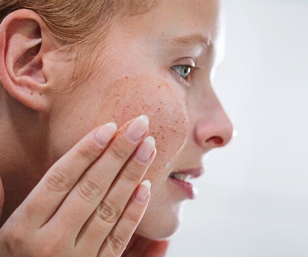 Ein Peeling kann die Haut erfrischen.