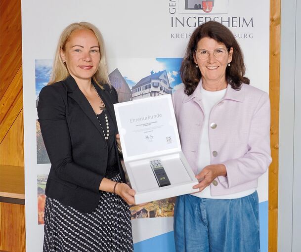 Ursula Heinerich (rechts) erhielt die Auszeichnung aus den Händen von Bürgermeisterin Simone Lehnert.