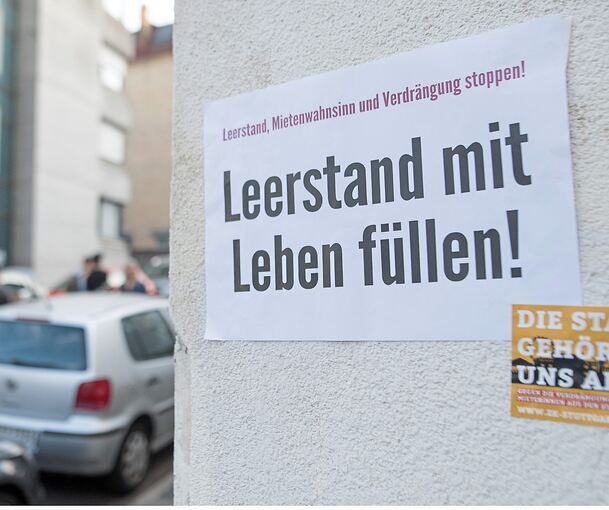 Ein Schild weist auf ein Problem hin, das im Großraum Stuttgart hinlänglich bekannt ist: leerstehende Wohnungen.