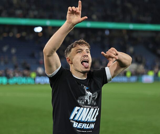 Der Markgröninger Felix Hagmann spielt mit Bielefeld um den DFB-Pokal. Hier feiert er mit dem passenden Shirt den Finaleinzug nach dem 2:1-Sieg gegen Leverkusen.