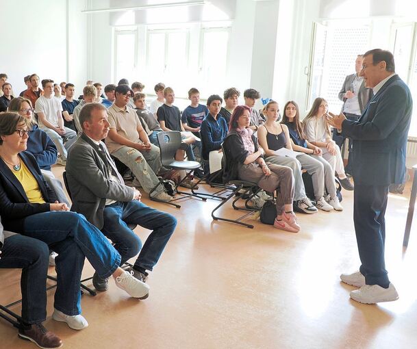 Anlässlich des Besuchs von Landtagsvizepräsident Wolfgang Reinhart haben die Schüler des Otto-Hahn-Gymnasiums viele aktuelle Fragen vorbereitet.
