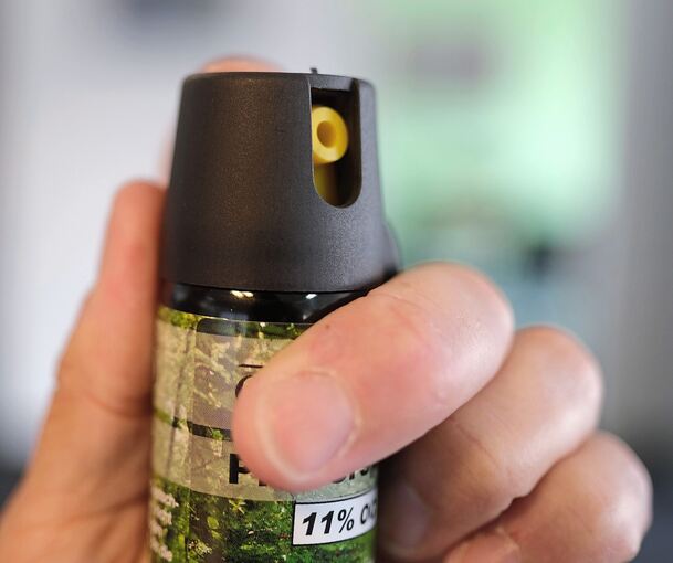 Die Täter benutzten zuerst ein Pfefferspray, bevor sie auf den 39-Jährigen einschlugen.
