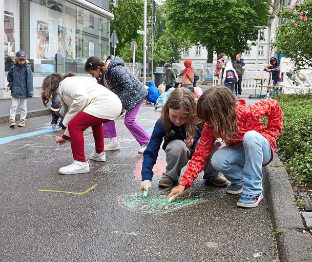Auf der Schulgasse mit Kreide malen - das ist nur bei der Schulgassenaktion möglich.