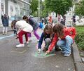 Auf der Schulgasse mit Kreide malen - das ist nur bei der Schulgassenaktion möglich.