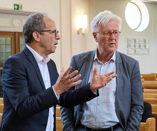 Der Ludwigsburger Dekan Michael Werner (links) im Gespräch mit dem Theologen Heinrich Bedford-Strohm.