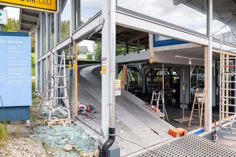 15-Jährige flüchtet mit Auto vor Polizei und fährt in Autohaus