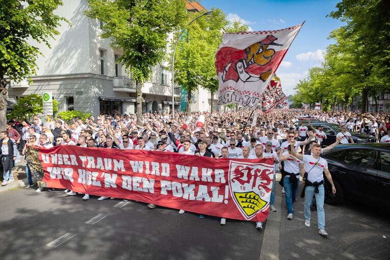 Arminia Bielefeld - VfB Stuttgart - Fanmarsch Stuttgart