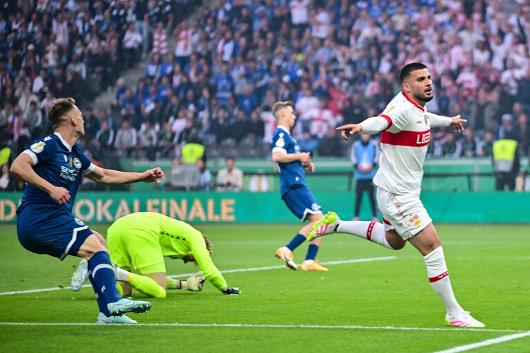 Deniz Undav (rechts) bejubelt gegen die Bielefelder das Tor zum 2:0.