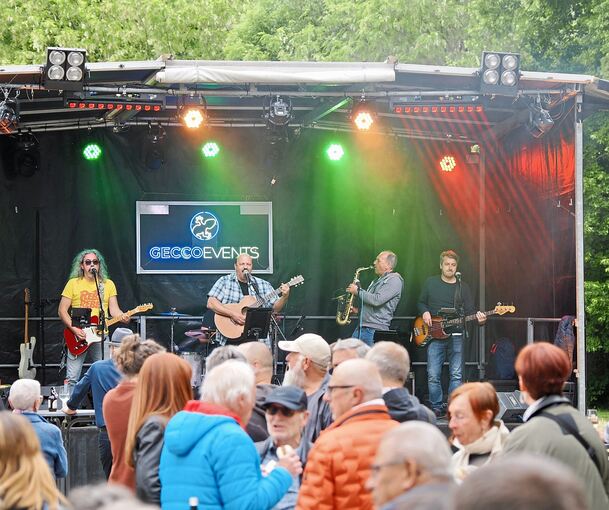 Geschichtenerzähler an der Enz: „Krämer‘s Kit“ beim Open-Air-Konzert der Stadtkapelle.