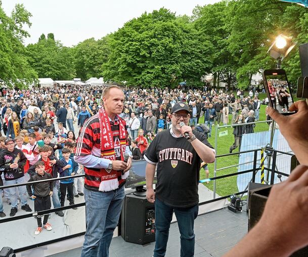 Im VfB-Fieber auf der Karaoke-Bühne: Thomas Schäfer (links), Bürgermeister von Hemmingen, und Kornwestheims Oberbürgermeister Nico Lauxmann vor dem Anpfiff in Berlin im Salamander-Stadtpark. Dort war die Public-Viewing-Leinwand aufgebaut.