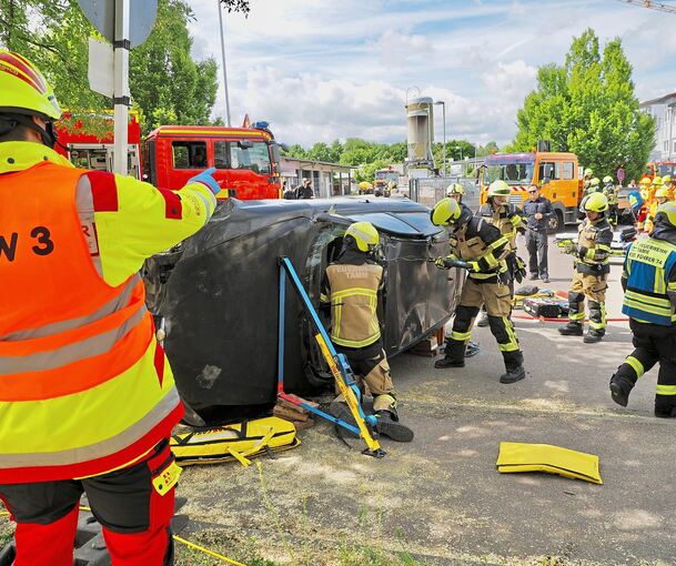 Eine der Übungsaufgaben: Verletzte müssen aus einem Auto befreit werden, das sich überschlagen hat.