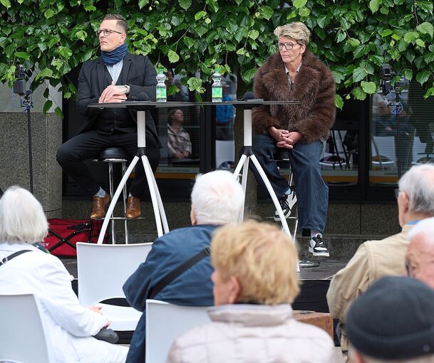 LKZ-Redakteurin Janna Werner im Gespräch mit Mathieu Coquelin.