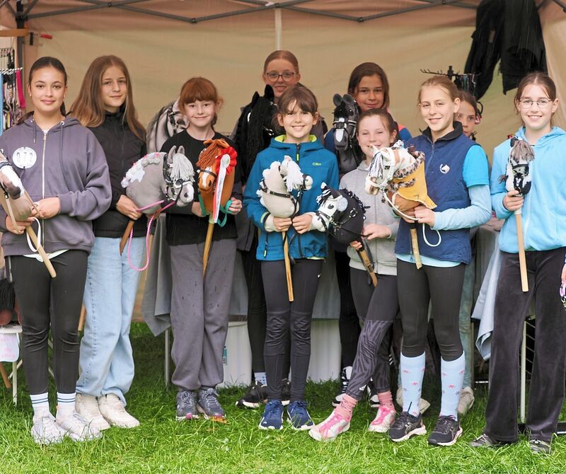 Viele Hobby-Horse-Fans sind mit ihren Steckenpferden angereist.