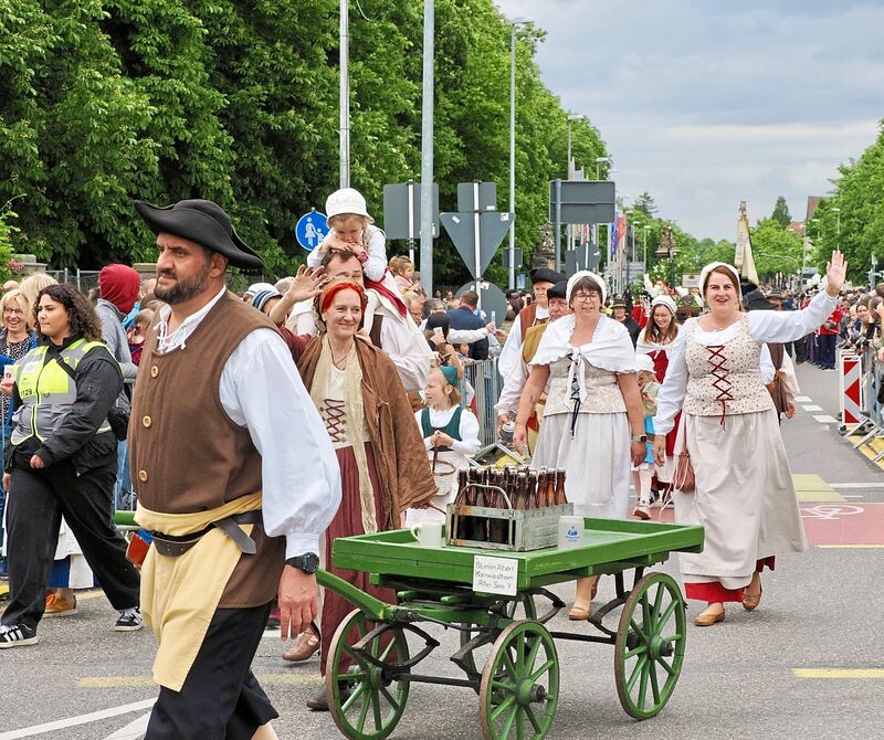 Viele Gruppen laufen mit.