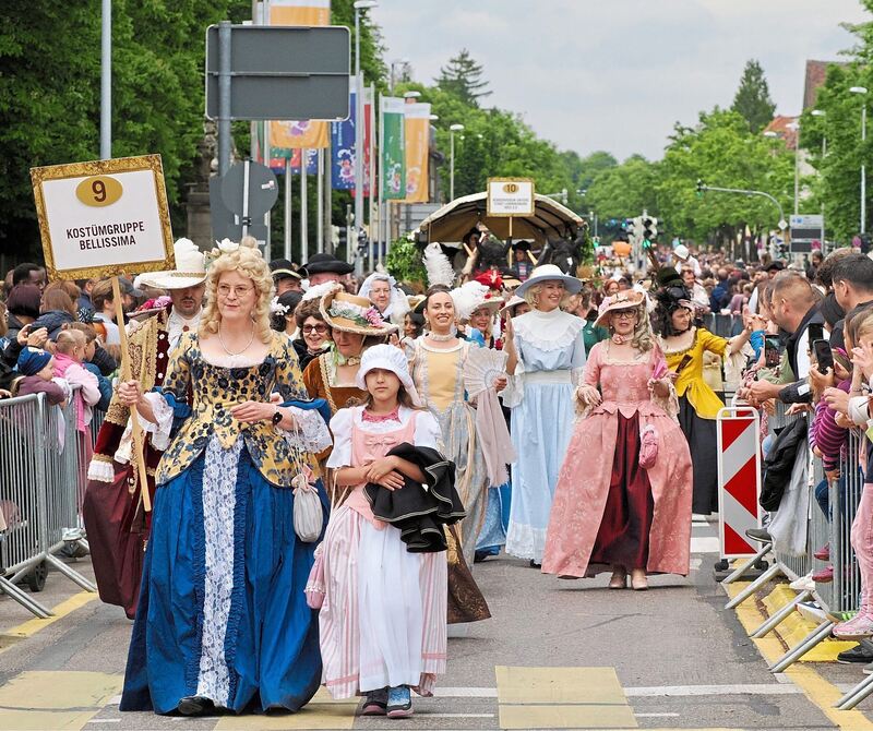 Viele Zuschauer stehen am Rand.