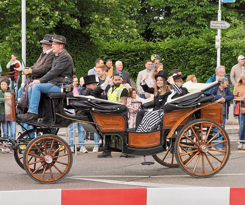 In den Kutschen fahren auch die Stadträte mit.