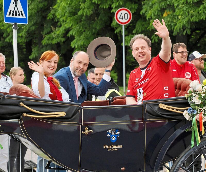 Oberbürgermeister Matthias Knecht grüßt aus der Kutsche.
