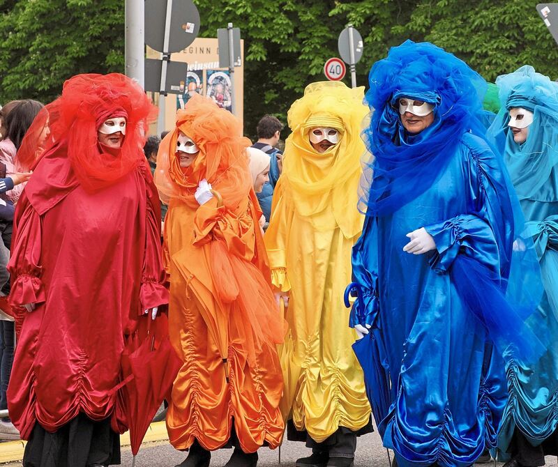 Gruppe in Regenbogenfarben.