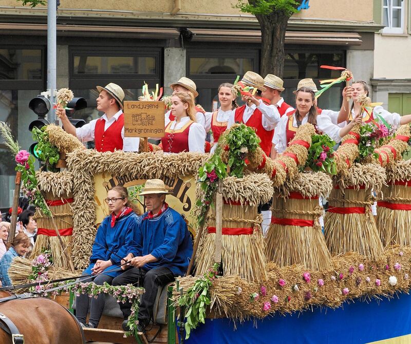 Die Landjugend Markgröningen grüßt vom Wagen.