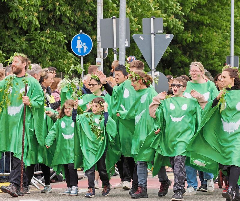 Jung und Alt sind beim Umzug dabei.