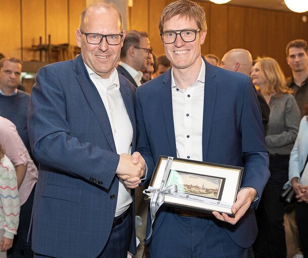 Sindelfingens Oberbürgermeister Dr. Bernd Vöhringer (links) hat am Wahlabend seinem Nachfolger Markus Kleemann gratuliert und ihm einen Kupferstich der Stadt Sindelfingen in die Hand gedrückt.