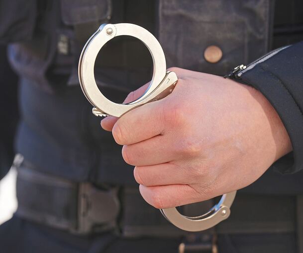 Der Tatverdächtige ließ sich von der Polizei widerstandslos festnehmen.