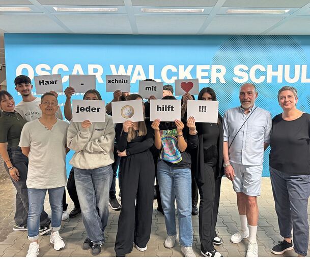 Bianca Lavore und Markus Jung, die Friseur–Azubis, Francesco Piscopello und Eleni Lazaridis (von links) sind bereit für die Aktion „Wir schneiden. Sie spenden. Gemeinsam helfen wir“.