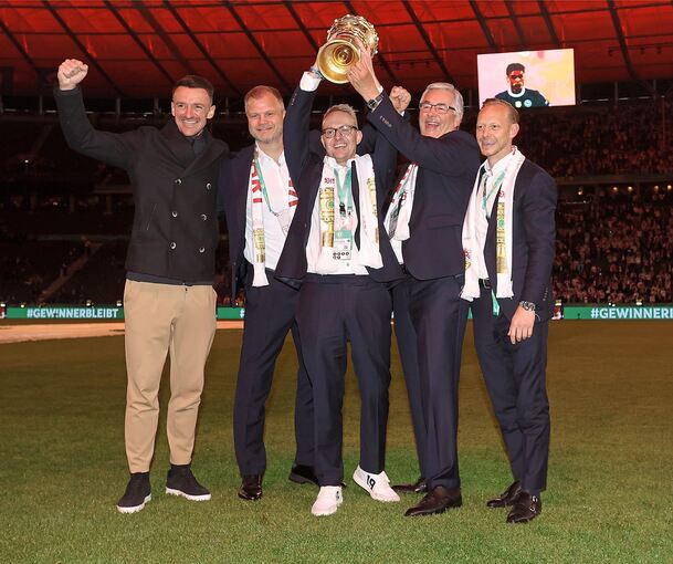 Genießen die Momente mit dem Pokal im Berliner Olympiastadion (von links): Sportdirektor Christian Gentner, Sportvorstand Fabian Wohlgemuth, der Vorstandsvorsitzende Alexander Wehrle, Präsident Dietmar Allgaier sowie Rouven Kasper (Vorstand Marketing