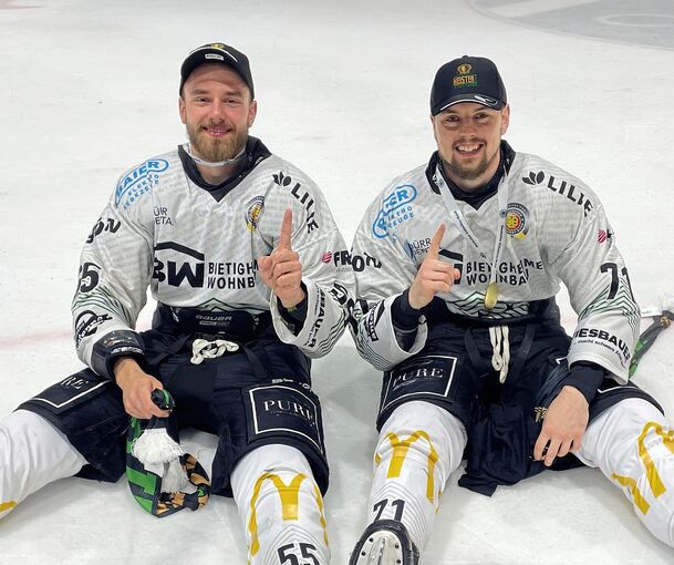 Spielen auch in der DEL2 weiter in einem Team: Verteidiger Mick Hochreither (links) und Stürmer Bastian Eckl.