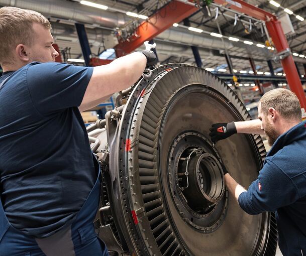 Fachkräfte arbeiten an einem Antrieb: Viele Unternehmen im Kreis beklagen, dass sie offene Stellen nicht adäquat besetzen können.