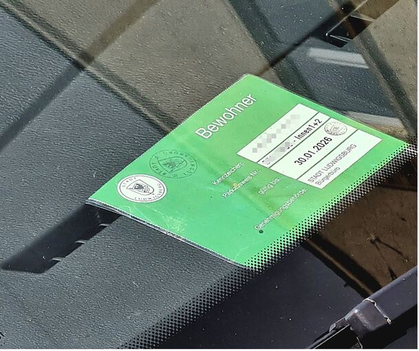 120 Euro pro Jahr kostet ein Bewohnerparkausweis derzeit. Ein Recht auf einen Parkplatz gibt es damit nicht – gesucht werden muss in nahezu jedem Quartier.