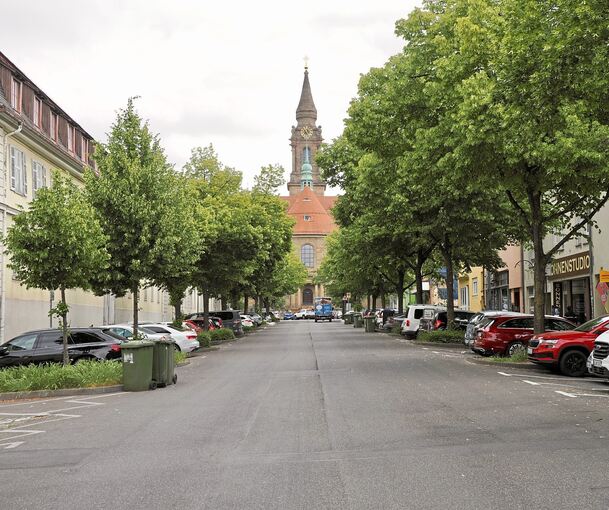 Die Leonberger Straße soll für Fußgänger einfacher zu überqueren werden - wenn es nach den Plänen der Stadtverwaltung geht. Doch nicht alle sind damit einverstanden.